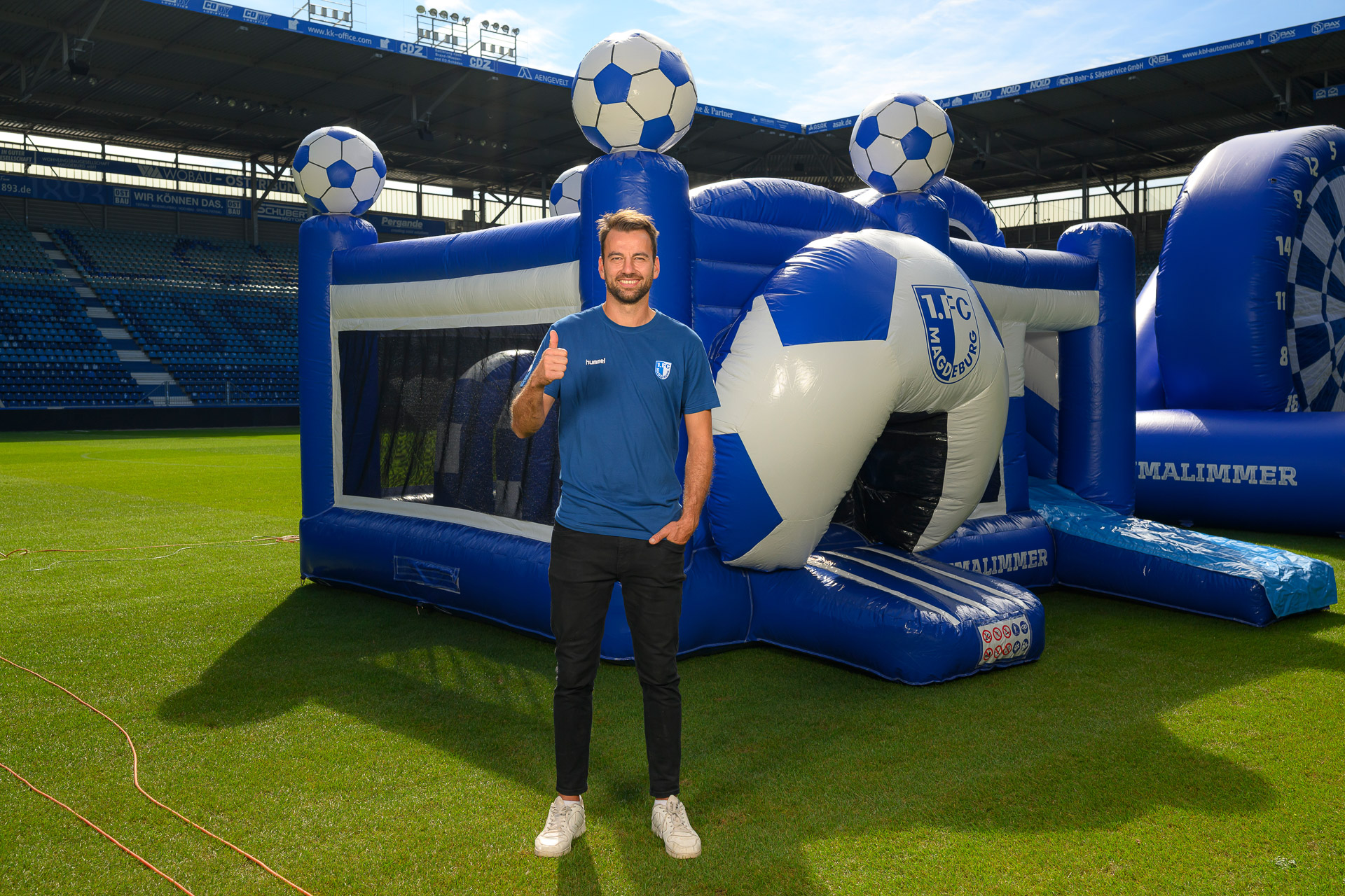 Ex-FCM-Spieler Christian Beck vor der offiziellen FCM Hüpfburg in Magdeburg – Engelhardt Eventservice