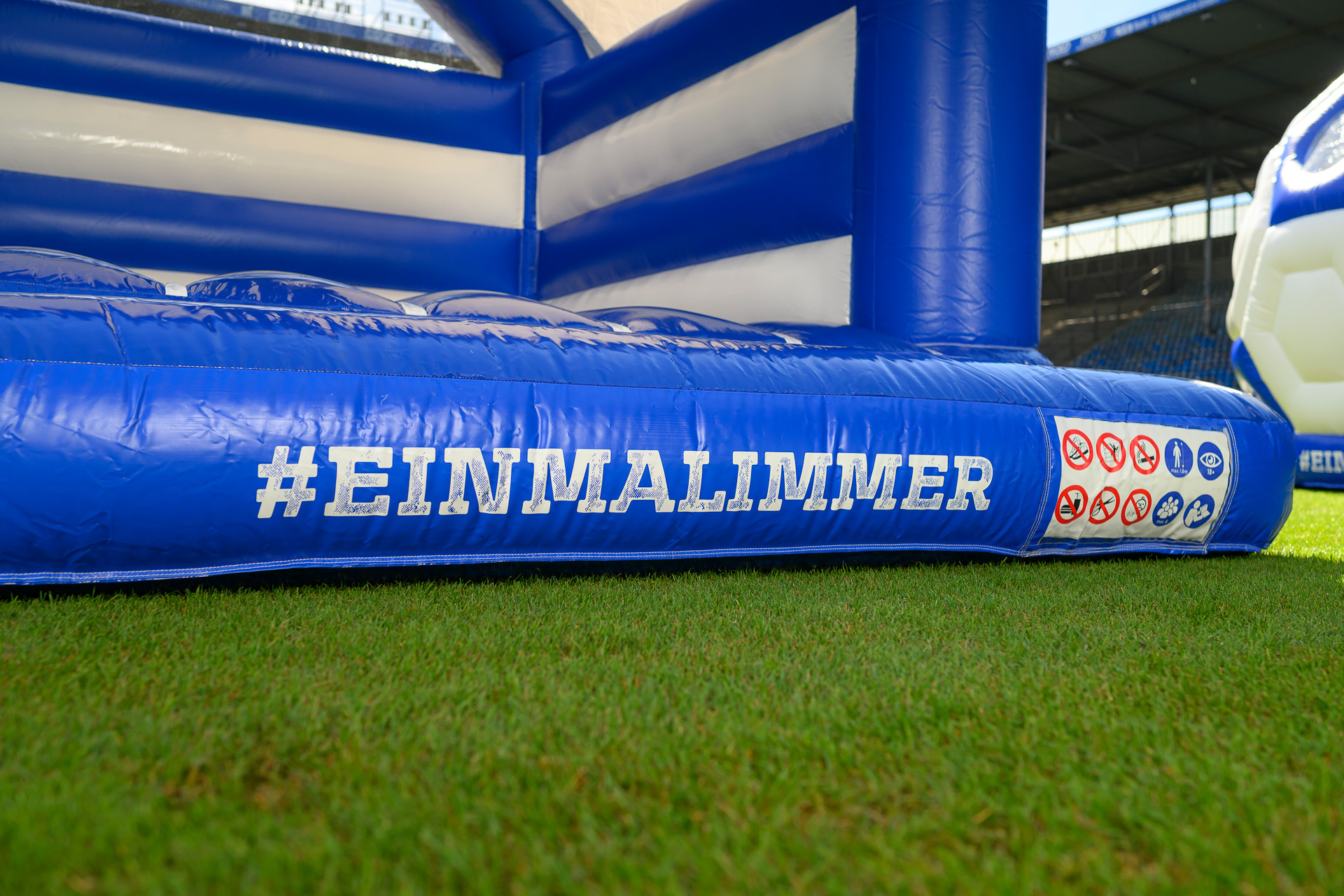 Offizielle 1. FC Magdeburg Hüpfburg mit blau-weißem Vereinslogo – Engelhardt Eventservice