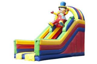 Bunte Riesenrutsche mit witzigem Clowndesign und Platz zum Hüpfen