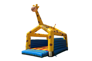 Die freundliche Giraffe ragt über alle hinweg und lädt zu großartigem Hüpfspaß ein