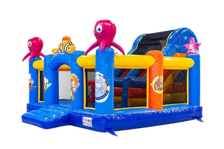 Fröhliche Hüpfburg im Unterwasserdesign mit Rutsche