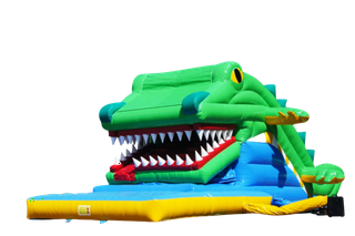 Schnappi Kroko – „verschlingt“ die hüpfenden Kinder und lässt sie über die Rutsche wieder frei